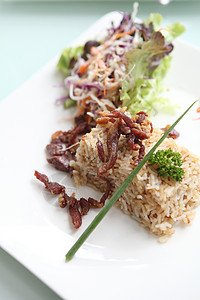 炒饭加猪肉香料午餐餐厅棕色洋葱蔬菜烹饪美食盘子营养图片