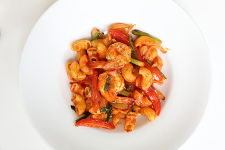 加虾和番茄的意大利面奶油火腿香肠沙拉盘子宏观木头午餐食物美食图片