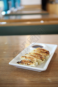 Gyoza 青沙餐厅点心猪肉盘子白色食物午餐油炸食品营养图片