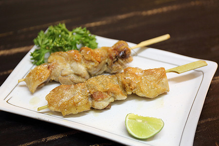日本食鸡 Yakitori烧烤竹子餐厅红烧橙子沙爹美食大豆木头盘子午餐图片