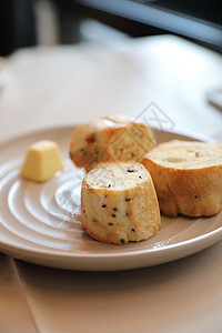盘子上的法式长方形面包面包店食物糕点生活谷物乡村小麦黄油粮食美食早餐图片