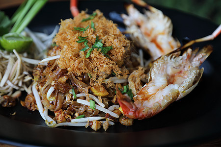 面条和上面有虾 泰国食物美食豆芽软垫坚果海鲜午餐柠檬花生蔬菜烹饪图片