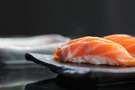 黑盘日本菜上的沙门寿司橙子饮食美食食物鱼片盘子小吃文化寿司餐厅图片