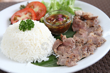 大米加烤猪肉洋葱盘子美食餐厅早餐饮食传统蔬菜厨房食物图片