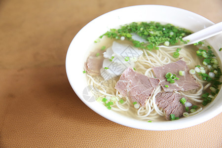 中国面汤拉面肉汤蔬菜牛肉盘子午餐美食饮食食物白色图片