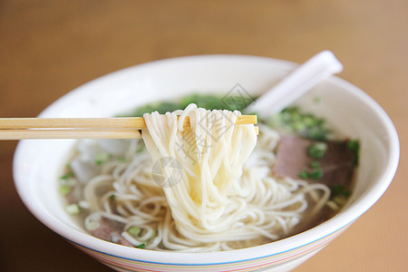 中国面汤拉面食物蔬菜午餐饮食肉汤美食盘子牛肉白色图片