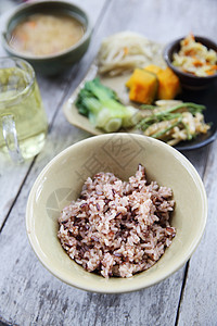 配有大米的黄瓜蔬菜棕色豆腐饮食绿茶食物木头美食沙拉白色绿色图片