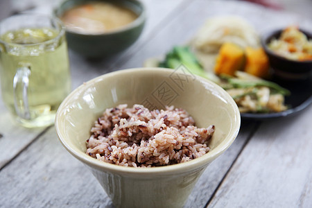 配有大米的黄瓜蔬菜绿茶沙拉绿色豆腐白色美食木头食物饮食棕色图片