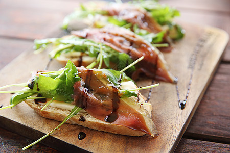 鸭子prosciutto熏鸭面包午餐沙拉面包屑感恩烧烤盘子火腿食物美食桌子图片