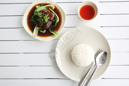 日式日本口型的牛胸猪肚蔬菜盘子蒸汽烧烤营养午餐木头猪肉筷子烹饪图片