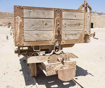 旧废弃的矿车木头天空曲目机壳金属缓冲车轮运输小车车厢图片