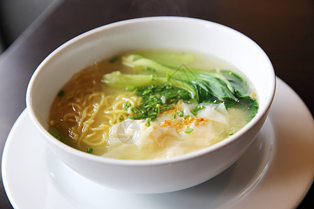 面条和美食午餐餐厅饺子绿色白色黄色蔬菜云吞木头图片