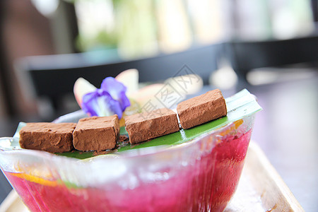 配果汁混合果汁的纳米巧克力粉末文化可可食物蛋糕浆果甜点水果抹茶木头图片