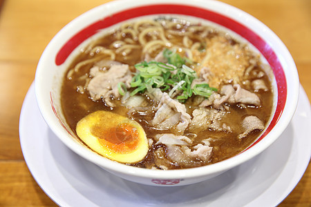 牛肉拉面 日本面条和木本面烹饪食物香菜猪肉牛肉盘子美食肉汤白色午餐图片