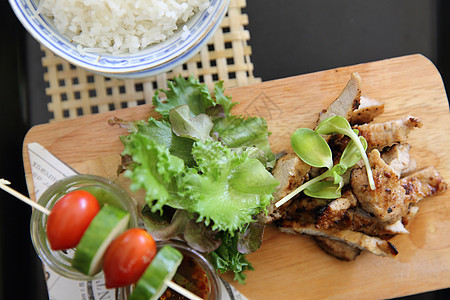泰国菜 加辣酱的猪肉牛扒餐厅蔬菜香菜白色烧烤午餐脖子盘子食物图片