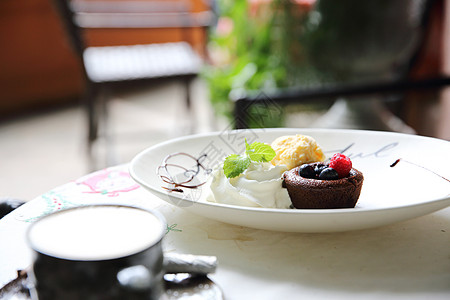 巧克力熔岩蛋糕和浆果加冰淇淋摄影造型甜点食物蛋糕图片