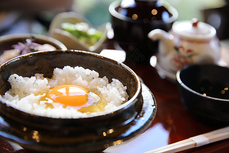 日本传统食物混合生鸡蛋和大米营养烹饪黄色盘子图片