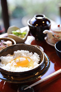 日本传统食物混合生鸡蛋和大米营养盘子烹饪黄色图片