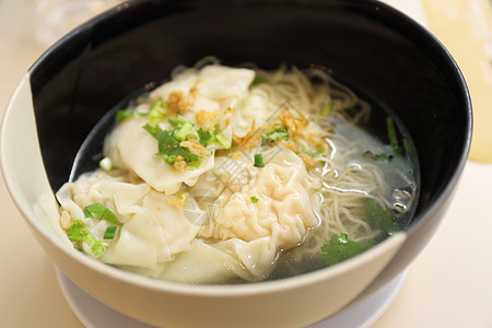 面条和云吞白色黄色蔬菜饺子烹饪木头午餐餐厅绿色图片