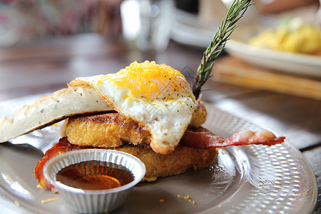 法国吐司鸡蛋和培根早餐英语香肠带子油炸午餐白色小酒馆蛋黄食物猪肉图片