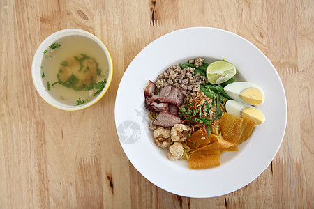 泰式泰国食用汤面面条午餐早餐木头食物蔬菜盘子胡椒传统美食营养图片