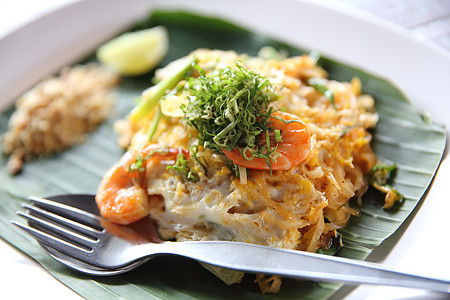 泰国食用泥薯炸面条和虾油炸烹饪柠檬午餐蔬菜盘子国王街道美食花生图片