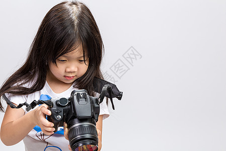 孩子拿着相机/孩子拿着相机背景/孩子拿着背景图片