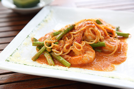 带虾的意大利面条草本植物营养餐厅食物美食贝类香菜盘子海鲜橙子图片