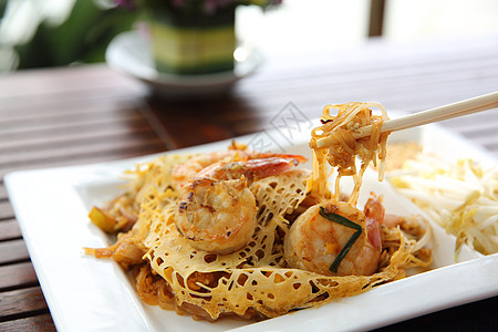 泰国食用泥薯炸面条和虾盘子软垫服务柠檬豆芽面条街道美食蔬菜小吃图片
