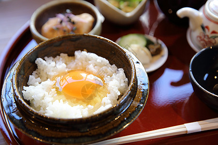 日本传统食物混合生鸡蛋和大米盘子黄色烹饪营养图片