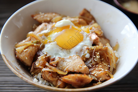 猪肉大米和蛋丁顿日本菜布塔文化美食白色午餐煮沸食物盘子洋葱图片