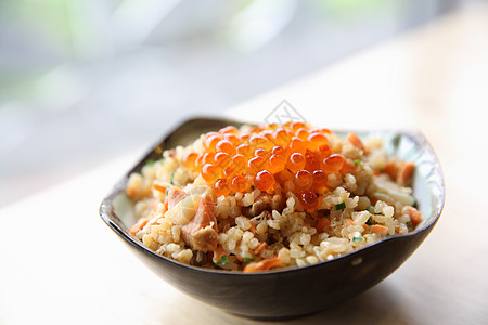 上面有鲑鱼和鱼子酱的日本饼干炸米饭蔬菜短跑美食佳汉烹饪筷子海鲜油炸小吃抓饭图片