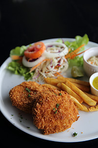 鱼和有酱汁的薯条盘子饮食食物午餐土豆蔬菜油炸垃圾海鲜鳕鱼图片