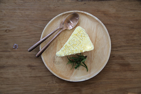 木本底的芝士蛋糕日本式面包食物白色蛋糕奶油奶制品盘子馅饼绿茶糕点图片