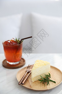 芝士蛋糕和冰茶的日式意大利干酪食物面包奶油蛋糕馅饼奶制品甜点美食糕点盘子图片