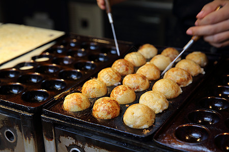 烹饪塔科亚基日本食品的过程美食油炸薄片饺子食物章鱼盘子小吃面粉海藻图片