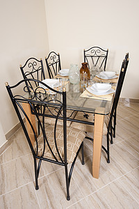 一间房子里的大餐桌和椅子座位风格桌子餐具饭厅盘子用餐陶器金属环境图片