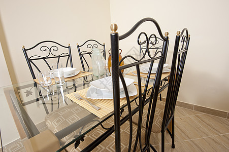 一间房子里的大餐桌和椅子盘子用餐家具风格玻璃环境房间金属桌子餐具图片