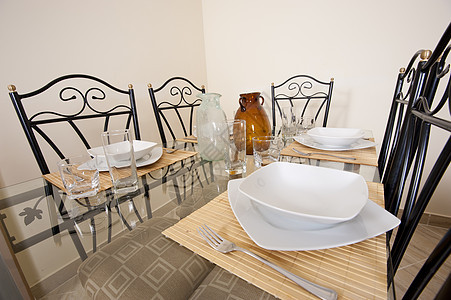 一间房子里的大餐桌和椅子家具桌子陶器房间刀具餐具座位装饰盘子玻璃图片