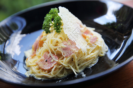 配培根和奶酪的碳酸意面营养盘子奶油午餐火腿熏肉食物烹饪餐厅美食图片