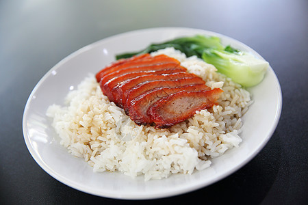 大米烤红猪肉宏观饮食餐厅洋葱传统食物烹饪蔬菜盘子厨房图片