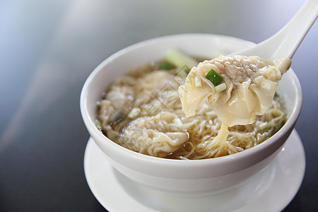 面条和水饺饺子木头蔬菜黄色餐厅云吞午餐猪肉绿色图片