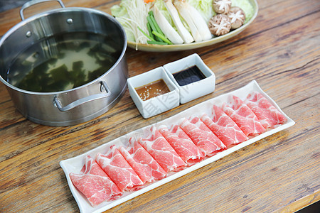 牛肉shabu shabu猪肉用餐食物美食蔬菜烹饪牛肉红色盘子白色图片