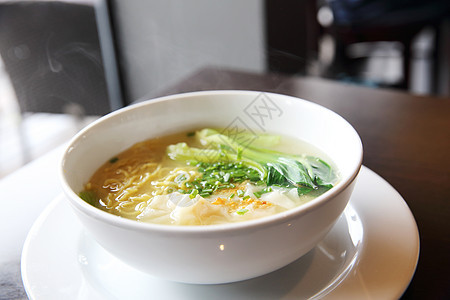 面条和云吞美食午餐绿色烹饪白色蔬菜猪肉饺子木头图片