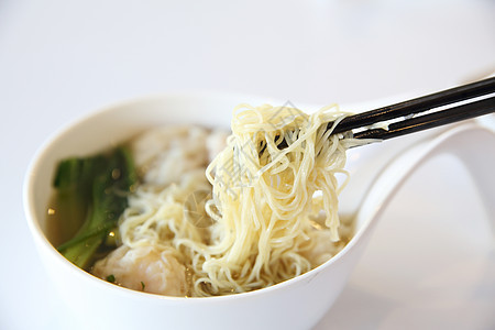 面条和饺子绿色食物白色美食餐厅午餐蔬菜木头黄色图片