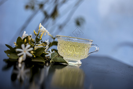 印度茉莉花 Juhi或在木质表面的近乎茶叶饮料玻璃叶子茉莉杯子制品茶点食物咖啡店早餐图片