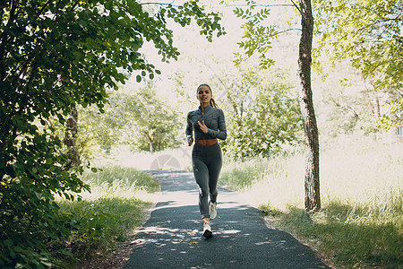 在市公园跑步的女孩 年轻女子在户外跑步女士成人运动员身体慢跑活力训练女性公园慢跑者图片