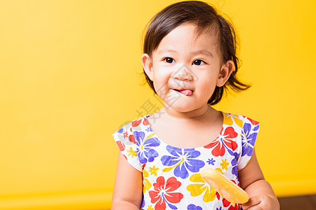 可爱的小女孩笑笑时戴鸡鸡微笑 有吸引力青春期快乐奶油舌头蓝色糖果食物工作室甜点孩子图片