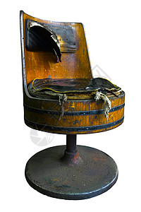 旧式苏维埃工厂木制桶式椅子 内饰被摧毁 白底孤立 (以白色背景隔离)图片