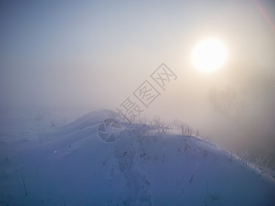 寒冬雪山 雾密的清晨深雪中留下脚印雪堆季节训练薄雾旅行树枝太阳天空阴影阴霾图片